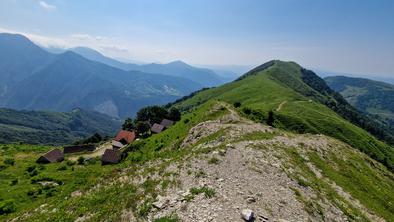 Idilične tolminske planine po samotni poti s 1.400 višinci #video