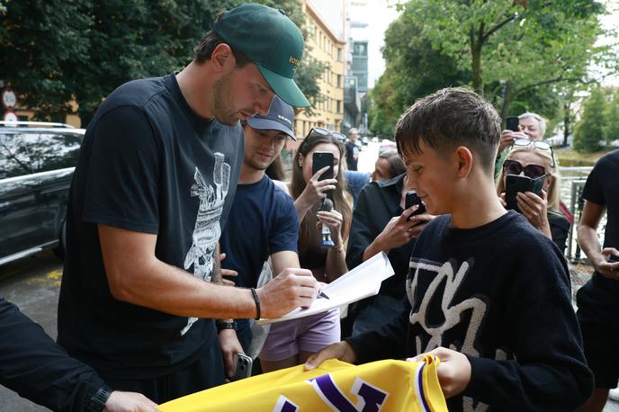 Luka Dončić Ljubljana | Luka Dončić si je v četrtek in petek nekaj minut vzel tudi za navijače. | Foto Reuters