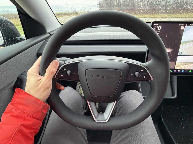 Všečen volanski obroč z le nekaj gumbi, ki pa so zelo funkcionalni. | Foto: Gregor Pavšič