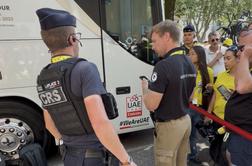 Policijski nadzor okoli avtobusa Tadeja Pogačarja ima razlago #video
