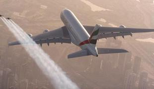 Letalska erotika nad Dubajem: s krili in motorjema na hrbtu ob bok airbusu A380
