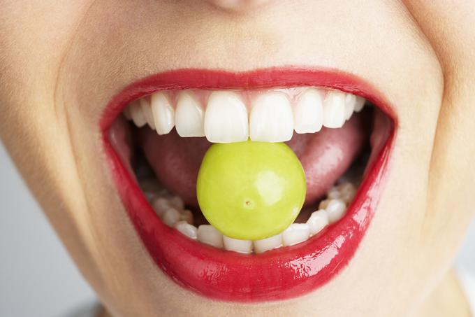 Zobna sklenina je tista plast zoba, ki ga varuje pred kemičnimi (kislo, sladko) in toplotnimi (vroče, mrzlo) dražljaji. Kadar sklenina na določenemu delu zoba ne pokriva notranje zobovine – dentina v celoti, lahko zob ob dražljaju zaskeli. | Foto: 