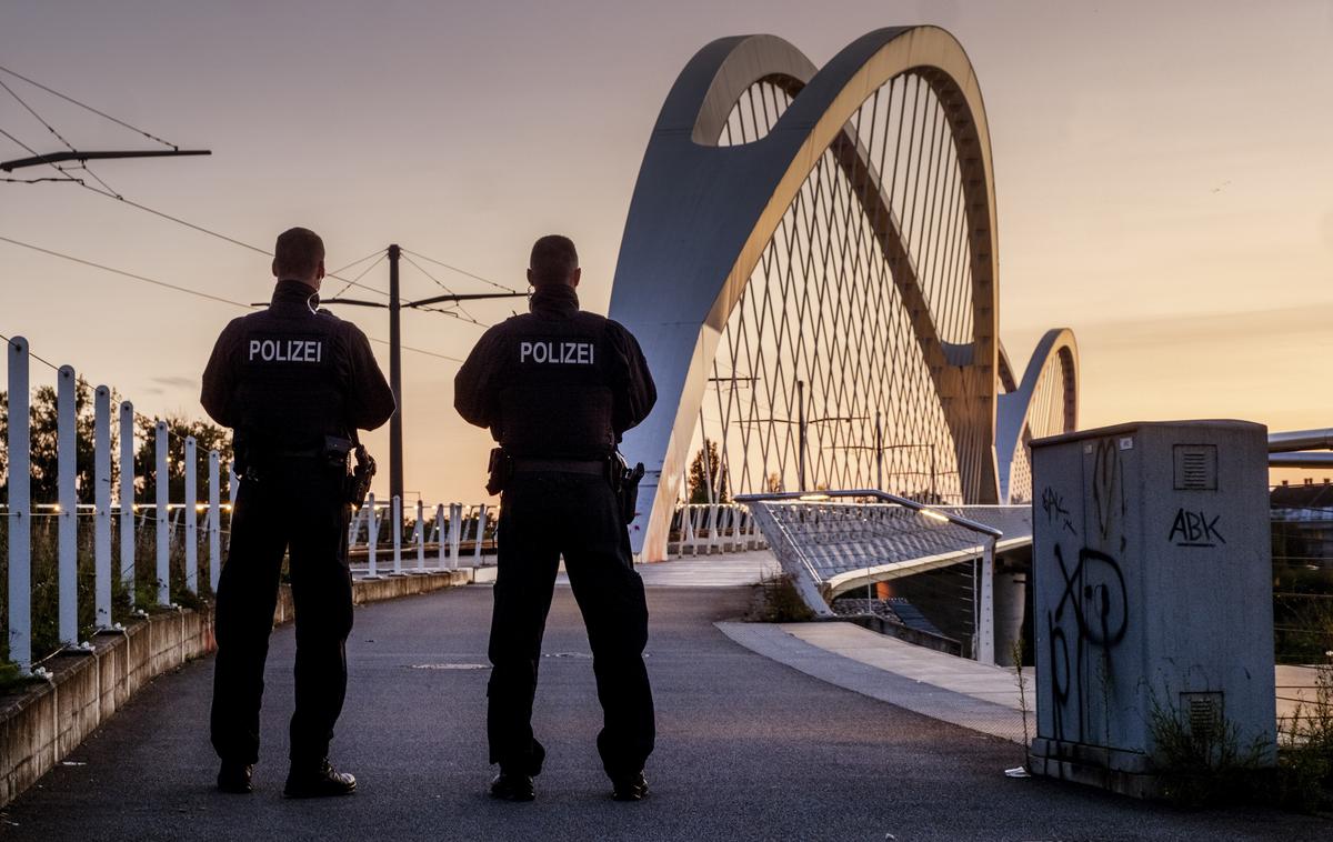 Nemška policija na meji | Na nemških mejah bodo naslednjih šest mesecev preverjali potnike, ki bodo v državo prispeli iz sosednjih Belgije, Francije, Danske, Nizozemske in Luksemburga. Na fotografiji vidimo nemška policista na meji s Francijo. | Foto Guliverimage