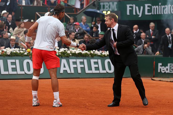 Rafael Nadal se je takoj zahvalil varnostniku. | Foto: Gulliver/Getty Images