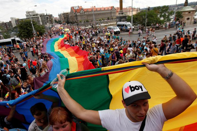 Praga - parada Pride | Sodeč po raziskavi, ki jo je lani med 834 udeleženci opravil praški inštitut za javnomnenjske raziskave CVVM, je 58 odstotkov vprašanih podprlo uzakonitev zakonske zveze za vse, 38 odstotkov jih je bilo proti, preostali pa so bili neopredeljeni, poroča nemška tiskovna agencija dpa. | Foto Reuters