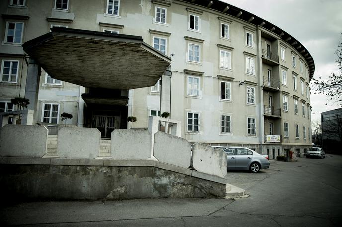 Baragovo semenišče | Foto Polkrožno štirinadstropno stavbo za Bežigradom je Plečnik za semenišče zasnoval v krožni kompoziciji, vendar je to uresničitev prekinila druga svetovna vojna.
