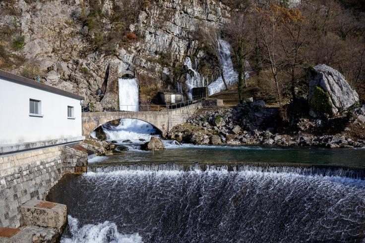 Izhodišče z brezplačnim parkiriščem je pri izviru Hublja. | Foto: Matej Podgoršek