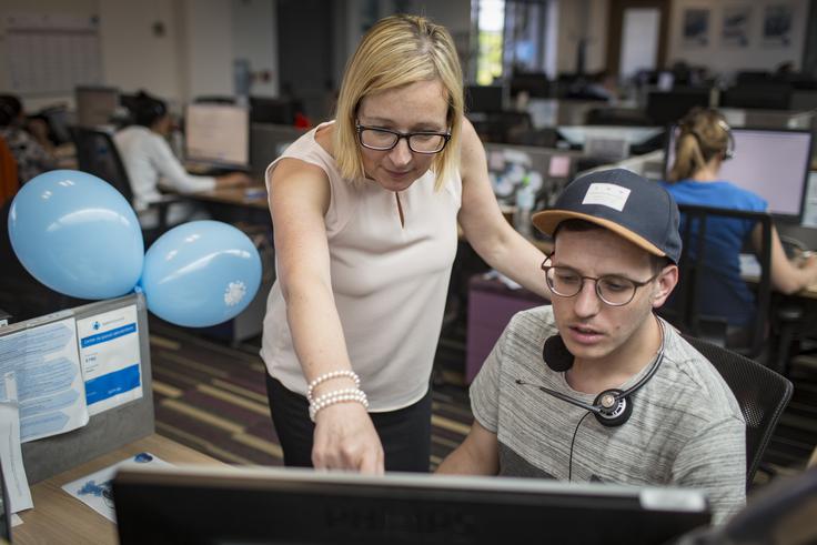 "Z uporabniki se že dolgo ne pogovarjamo več le po telefonu, temveč si vedno pogosteje pišemo po e-pošti in kratkih sporočilih, klepetu (chat) ter družabnih omrežjih. Ob uvedbi storitve videotelefonije smo bili celo prvi operater, ki je  uporabnikom ponudil možnost videopogovora s klicnim centrom." | Foto: Bojan Puhek