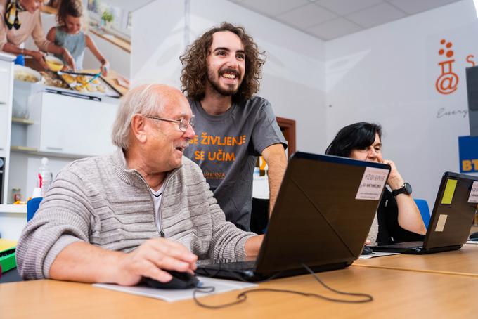 Starejšim bodo približali nove tehnologije in jih naučili digitalnih veščin prek medgeneracijskega sodelovanja, solidarnosti in spodbujanja vseživljenjskega učenja. | Foto: Simbioza