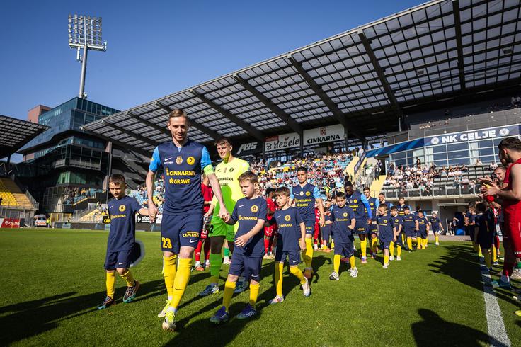 Kidričani so novopečenim prvakom pripravili špalir. | Foto: Jure Banfi