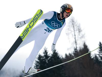 Estonec vodi po skokih, Slovenca 20. in 26.