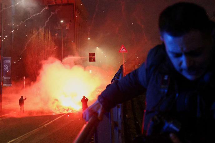 MIlan, protest, olimpijske igre | Na sprva mirnem protestu so izbruhnili neredi. Manjše število ljudi se je spopadlo s policisti ter vanje metalo svetlobne rakete in kamenje. | Foto Reuters