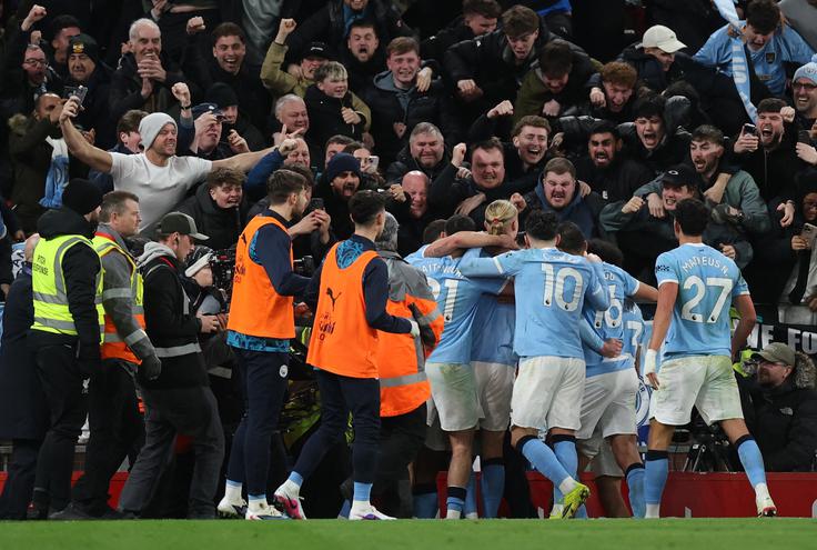 Delirija navijačev Manchester Cityja po zadetku Erlinga Haalanda za 2:1. | Foto: Reuters