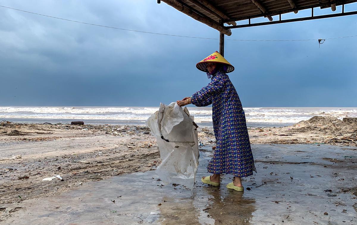Vietnam, tajfun | Po podatkih ministrstva za kmetijstvo je v prvih sedmih mesecih leta v Vietnamu zaradi naravnih nesreč umrlo ali je pogrešanih več kot 100 ljudi. | Foto Reuters