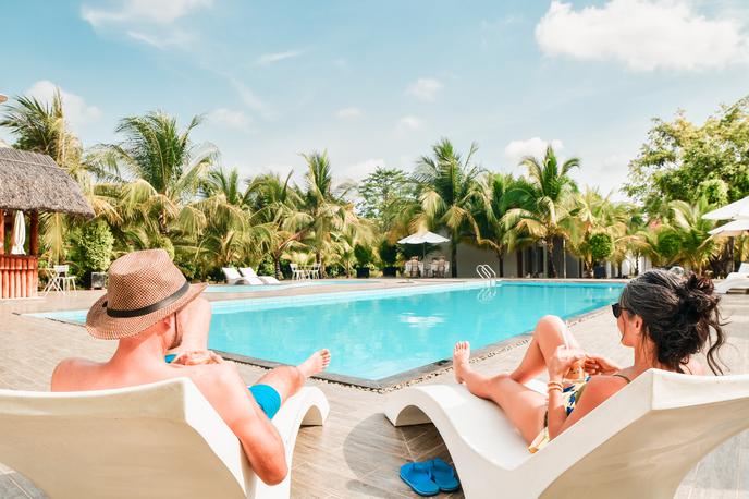 resort, letovišče, ležalniki, počitnice | Foto Shutterstock