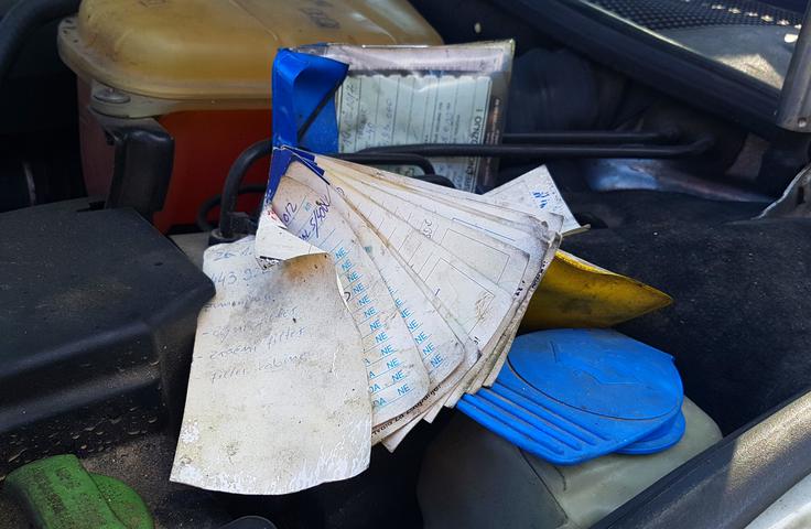 Le del potrdil, ki so se nabrala ob obiskih servisov. Sadar avtomobil redno servisira, kar je zagotovo pomagalo pri zanesljivosti vozila. | Foto: Gregor Pavšič