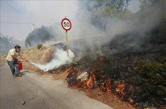 Gasilcem uspelo zajeziti požar pri Atenah