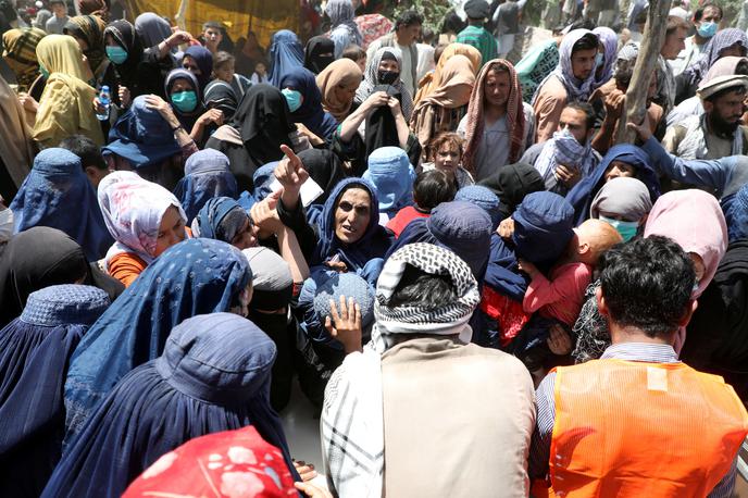 Kabul | Nestrinjanje s prepovedjo izobraževanja je danes kopica protestnic izkazala s shodom v mestu Herat, pri čemer so jih varnostne sile poskušale razgnati tudi z uporabo vodnega topa, je za dpa povedala ena od udeleženk shoda. | Foto Reuters