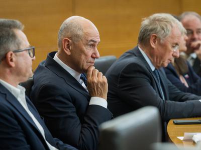 Janša za izvolitev za mandatarja potrebuje 46 glasov, podpisov ima 48