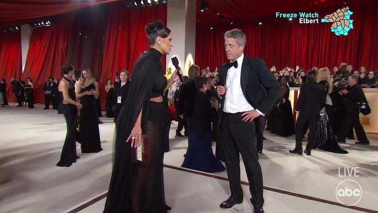 Hugh Grant Voditeljica in manekenka Ashley Graham je na beli preprogi ustavila igrala Hugha Granta, ta je vidno nezainteresiran odgovarjal na njena vprašanja. | Foto: Profimedia