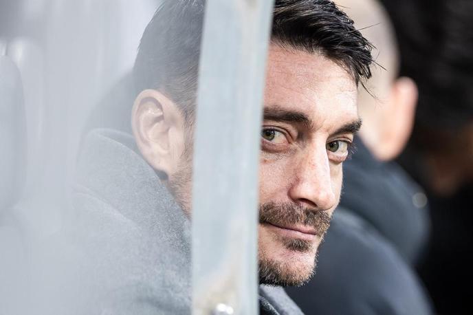 Albert Riera | V tej sezoni so v 1. SNL branili naslov prvaka Celjani, ki pa so pod vodstvom Alberta Riere ostali brez možnosti za ponovitev uspeha. Lahko pa španski strateg, ki je v sezoni 2022/23 popeljal Olimpijo do dvojne krone, v sredo še kako pomaga nekdanjemu klubu iz Ljubljane. Če bo na zaostali tekmi v Ljudskem vrtu prekrižal načrte Mariboru, bi zmajem na široko odprl pot do zagotovitve zvezdice že nekaj krogov pred koncem sezone. | Foto Jure Banfi