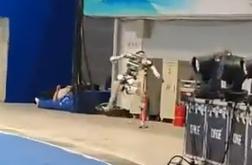 Robot tekel celo hitreje od svetovnega rekorderja, a sledil je polom #video