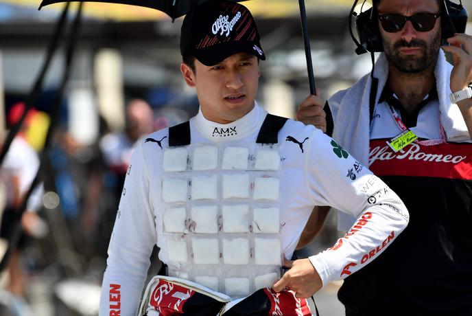 Vozniki formule 1 v Singapurju s hladilnimi jopiči