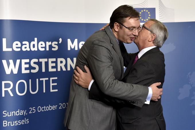 Topel objem predsednika Evropske komisije Jeana Clauda Junckerja si je srbski predsednik Aleksandar Vučić zaslužil le leta 2015, ko je Srbija pomagala zaustavljati begunski val na Zahod. | Foto: Reuters