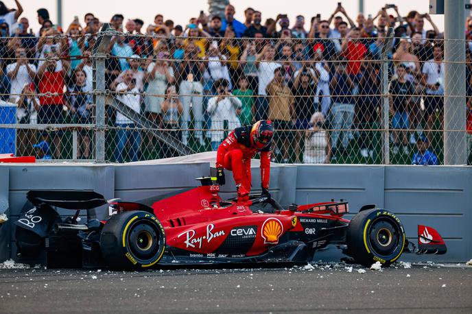 Abu Dabi Carlos Sainz Ferrari | Carlos Sainz je odpeljal le nekaj minut, nato pa razbil svojega Ferrarija. | Foto Guliverimage