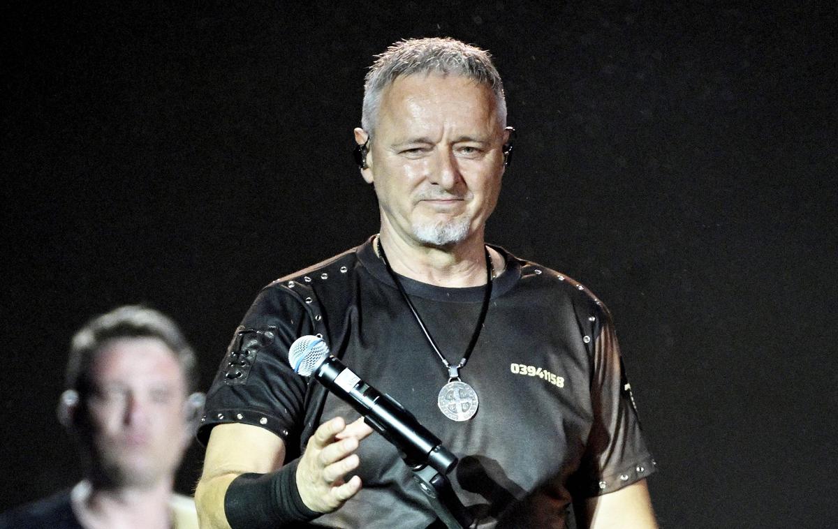 Marko Perković Thompson | Marko Perković Thompson je na koncertu v Zagrebu znova na začetku pesmi Bojna Čavoglave uporabil ustaški vzklik Za dom spremni (sl. Za domovino pripravljeni). Na črni majici je imel številko 03941158, kar je bila zaporniška številka hrvaškega terorista Zvonka Bušića, ki je bil leta 1977 v ZDA obsojen na dosmrtni zapor, ker je leta 1976 ugrabil potniško letalo in zaradi smrti policista, ki je umrl ob eksploziji njegove podtaknjene bombe. | Foto Guliverimage