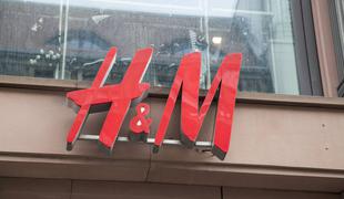 H&M umaknil oglas za otroška oblačila, ki naj bi seksualiziral mlada dekleta