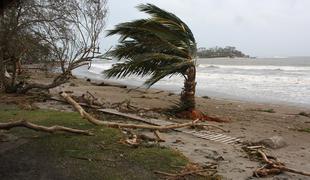 Močan ciklon na Fidžiju zahteval najmanj pet življenj (video)