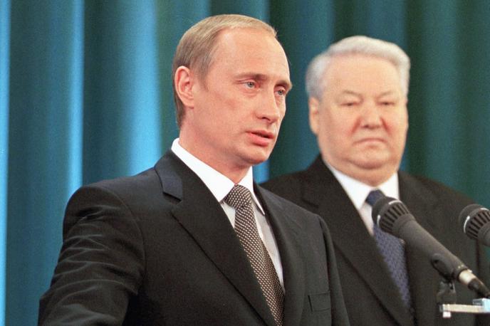 Vladimir Putin, Boris Jelcin | Vladimir Putin je 7. maja 2000 prvič postal predsednik Rusije. V svojem govoru ob inavguraciji je med drugim dejal, da je Rusija postala sodobna demokratična država in da je potrebno demokracijo razvijati in negovati še naprej, da je za stabilnost nujen miren prevzem oblasti in da bo kot predsednik Rusije deloval transparentno in predvsem pošteno.  | Foto Wikimedia Commons