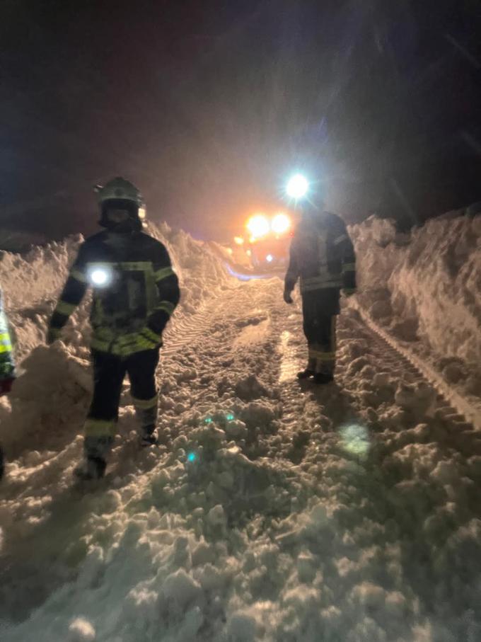 "Zaradi snega in vetra je bilo zelo težko, a ob pomoči domačinov in usklajenosti med vsemi službami smo na koncu poskrbeli za vse," so sporočili gasilci. | Foto: Facebook/JVP Plitvička jezera