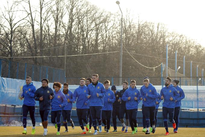 Standardni mož Rostova je tudi slovenski branilec Miha Mevlja (drugi z desne). | Foto: Reuters