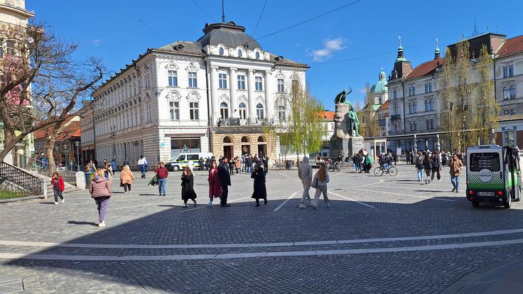 Kriminaliteta je v zadnjih letih v Ljubljani porasla, a se je povečalo tudi število dnevnih migrantov in turistov, ki so priljubljena tarča kriminalcev. | Foto: Peter Pahor