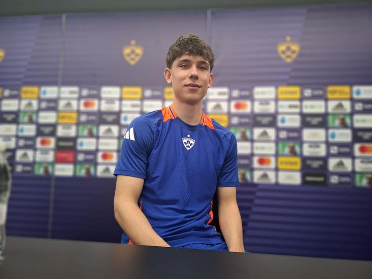 Prvi zadetek za Maribor v 1. SNL je dosegel pri 17 letih, dveh mesecih in 13 dneh na dvoboju proti Radomljam. ''Zadel sem iz bližine, potrdil zmago s 4:0. Bilo je aprila 2025. Tisti zadetek sem posvetil mojemu pokojnemu trenerju Milanu Žurmanu. Bil je zelo dober trener in še boljši človek. Takrat je bilo res posebno. Prvič sem doživel, da sem zaslišal navijače, kako skandirajo moj priimek v Ljudskem vrtu. Neverjeten občutek, čutil sem mravljince po telesu,'' je takrat postal tudi najmlajši strelec Maribora vseh časov. Dvajset let star rekord Gorazda Zajca je izboljšal za slabih pet mesecev. | Foto: R. P.