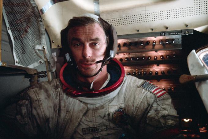 Na Luni je do zdaj stalo dvanajst astronavtov, Cernan (na fotografiji) je bil enajsti po vrsti. A ker se je na pristajalni modul Apolla 17 13. decembra 1972, na zadnji dan površinske misije, vrnil zadnji (z njim je bil na Luni astronavt Harrison Schmit, v orbiti pa ju je čakal pilot misije Apollo 17 Ronald Evans), velja za zadnjega človeka, ki je hodil po Luninem pesku.  | Foto: NASA