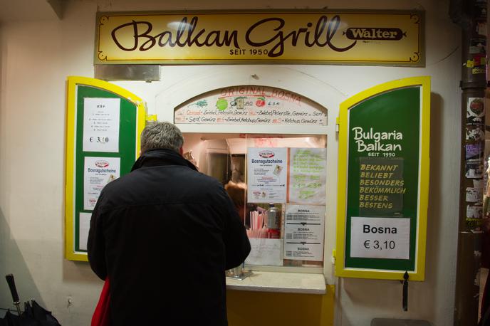 Balkan Grill v Salzburgu | V Salzburgu restavracija z imenom Balkan Grill, ki ima v resnici že skoraj od začetka lastnike avstrijskih korenin, že desetletja uspešno prodaja klobase z imenom bosna, ki v resnici nimajo povezave z Bosno. | Foto Guliverimage