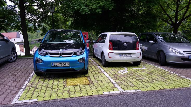 Električna polnilnica kot turistični magnet. V Spodnji Idriji pred Kendovim dvorcem stoji 22-kilovatna električna polnilnica z izmeničnim tokom, poleg je še poseben priključek za vozila znamke Tesla. polnilnica v Spodnji Idriji je vezni člen elektromobilnosti na Keltiki. | Foto: Gregor Pavšič