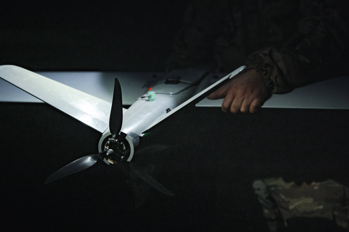 Dron, Ukrajina | "Droni, znani kot Marsovci, potujejo s hitrostjo 300 kilometrov na uro, nadzoruje pa jih umetna inteligenca in ne človeški upravljavec. Ti droni so tako rekoč nevidni za sisteme, namenjene elektronskemu vojskovanju oziroma zaznavanju sovražnikovih dronov." | Foto AFU