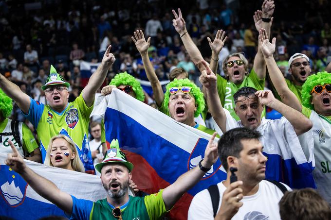 Slovenski navijači so bili danes številnejši kot na četrtkovi tekmi z Litvo. Ob takšnem nadaljevanju slovenskih košarkarjev bo v Berlinu pestro. | Foto: Vid Ponikvar