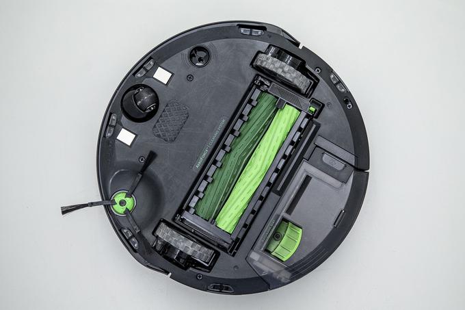 Spodnja stran robotskega sesalnika iRobot Roomba j7+ | Foto: Ana Kovač