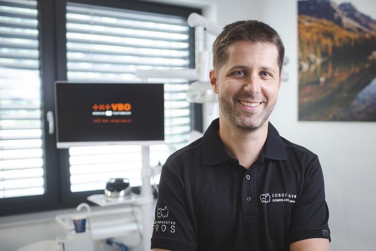 Domen Gros: "Zobne ščetke VBO so nekaj posebnega v svetovnem merilu:" | Foto: Bojan Puhek