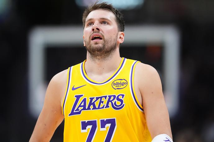 Luka Dončić | Luka Dončić je zaradi poškodbe odpotoval v Španijo, kjer je prejel posebno injekcijo za hitrejše okrevanje pred začetkom končnice lige NBA. | Foto Guliverimage