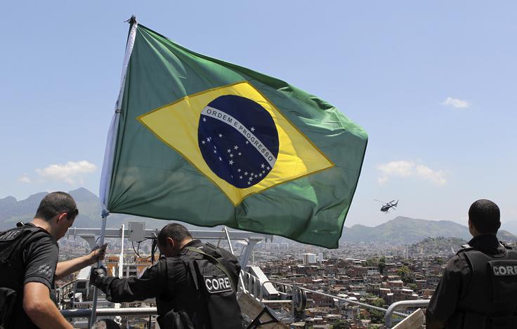 favela, Rio de Janeiro 2010 Brazilska zastava policistov na vrhu favele | Foto: Reuters