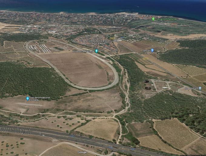Oval leži blizu avtoceste in sredozemske obale, le streljaj ob Barcelone. Če boste v bližini, priporočamo vsaj skok do ograje ovala. | Foto: Google maps