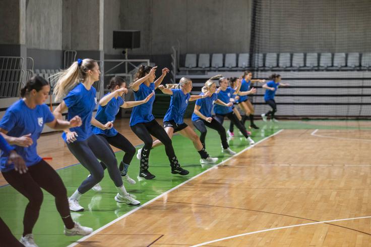 Rokometašice Krima Mercator na treningu v Stožicah. | Foto: Boštjan Podlogar/STA
