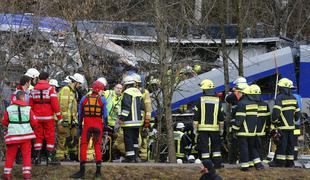 Vlaka trčila pri 100 kilometrih na uro, mrtvih 10 ljudi