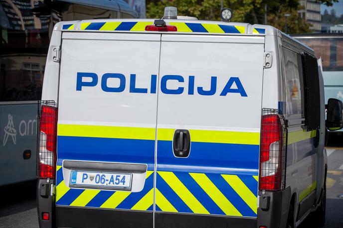 Slovenska policija | Policisti so 48-letnika že obravnavali zaradi nasilnega vedenja in groženj. Grozil je tudi 49-letniku, ki ga je poškodoval z ostrim predmetom. | Foto Gaja Hanuna